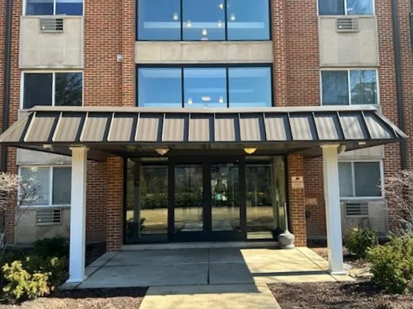 2230 S Goebbert Rd APT 142, Arlington Heights, IL 60005