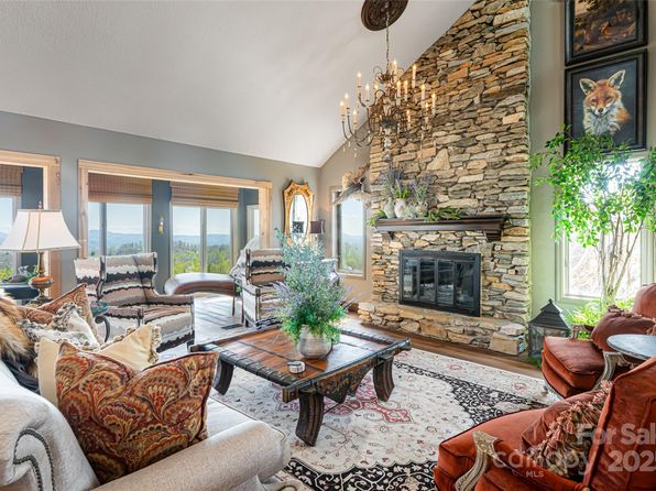 704 Fleetwood Plz, Hendersonville, NC 28739
