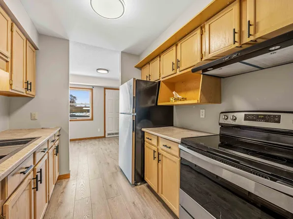 548 Front St, Plympton Wyoming, ON N0N 1T0