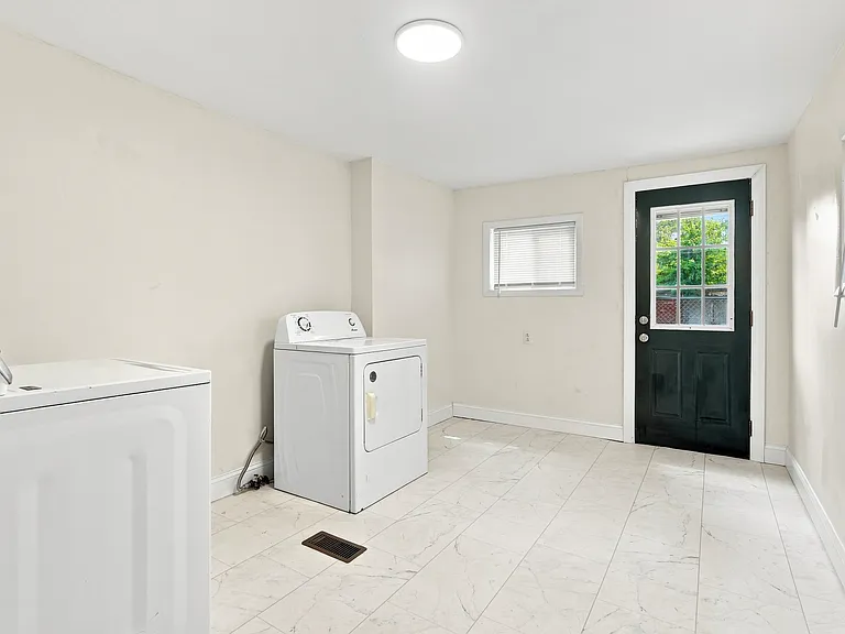 3435 Amber St — Photo 6