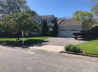 4 Deering Ct, Medford, NY 11763