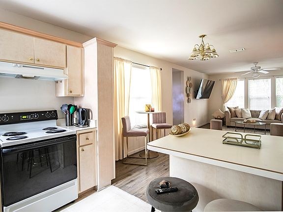 3rd image of 3120 Camelliawood Cir W