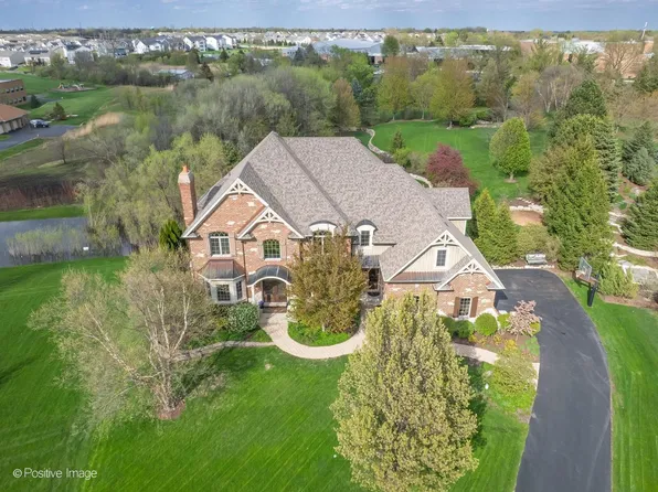 37W220 Mission Hills Dr, St Charles, IL 60175