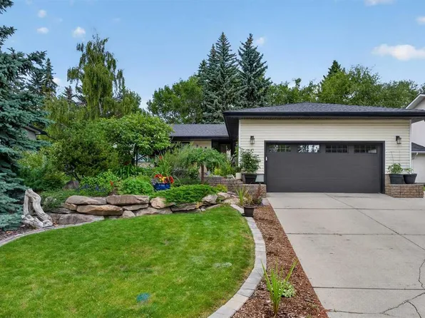 22 S Varmoor Pl NW, Calgary, AB T3A 0A1