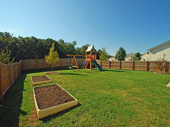 3rd image of 620 Goldflower Dr