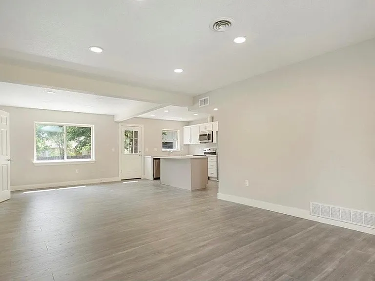 1220 Tucson St — Photo 2