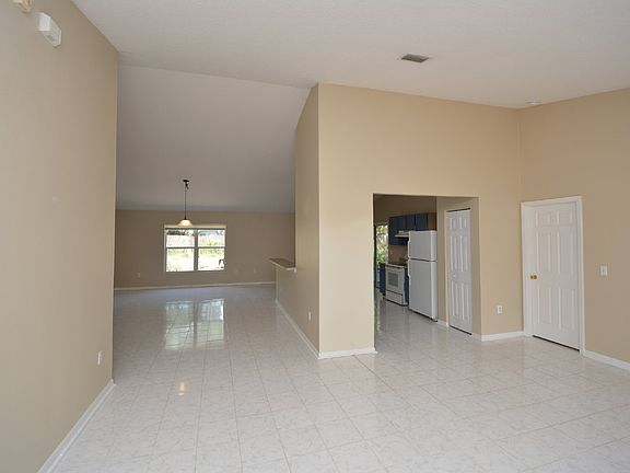 4th image of 12 Pine Brook Dr