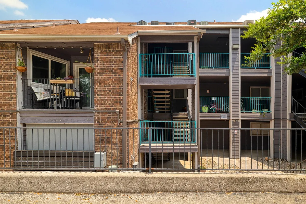 Building Photo - 1840 Burton Dr #223