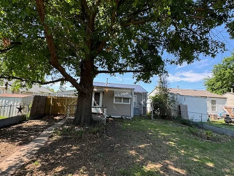 306 E Mosier St — Photo 11