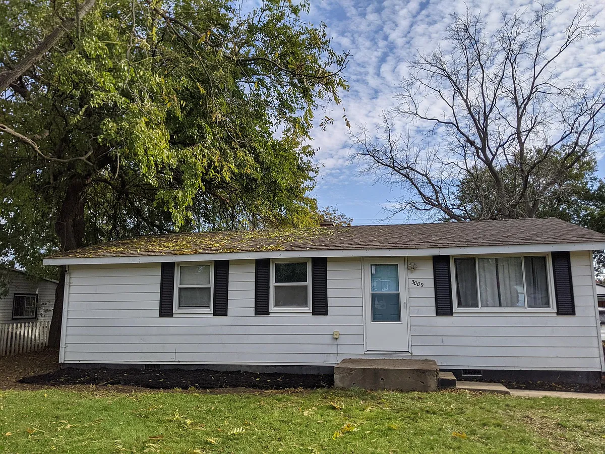 Building Photo - 3009 Emmons Ave