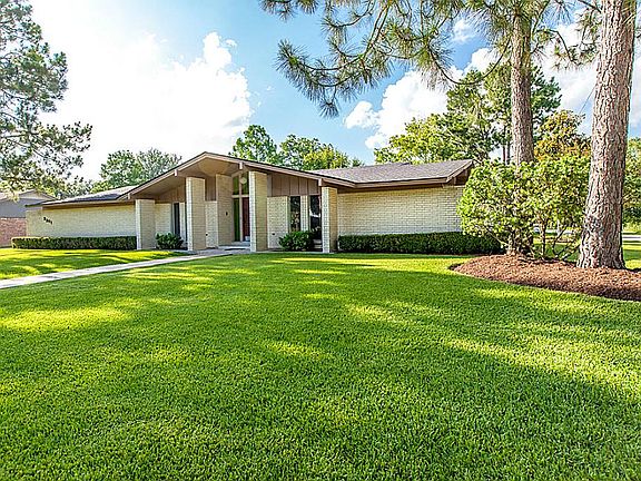 ABSOLUTELY STUNNING CUSTOM ONE STORY HOME SITUATED IN THE HEART OF PEARLAND ON AN OVERSIZED WOODED, 