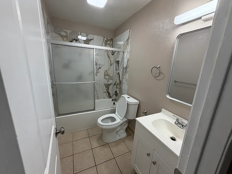 405 E Locust St #6 — Photo 4