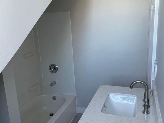 5th image of 40 Vine St #3