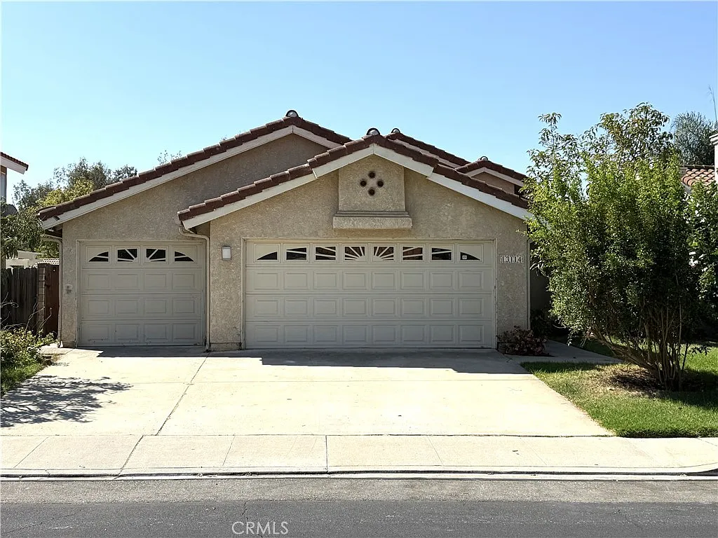 4 bed, 2.5 bath, 2332 sqft, $4,350 — Photo 2