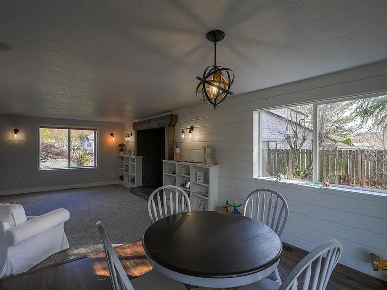 1555 SW Gilson Ct — Photo 9