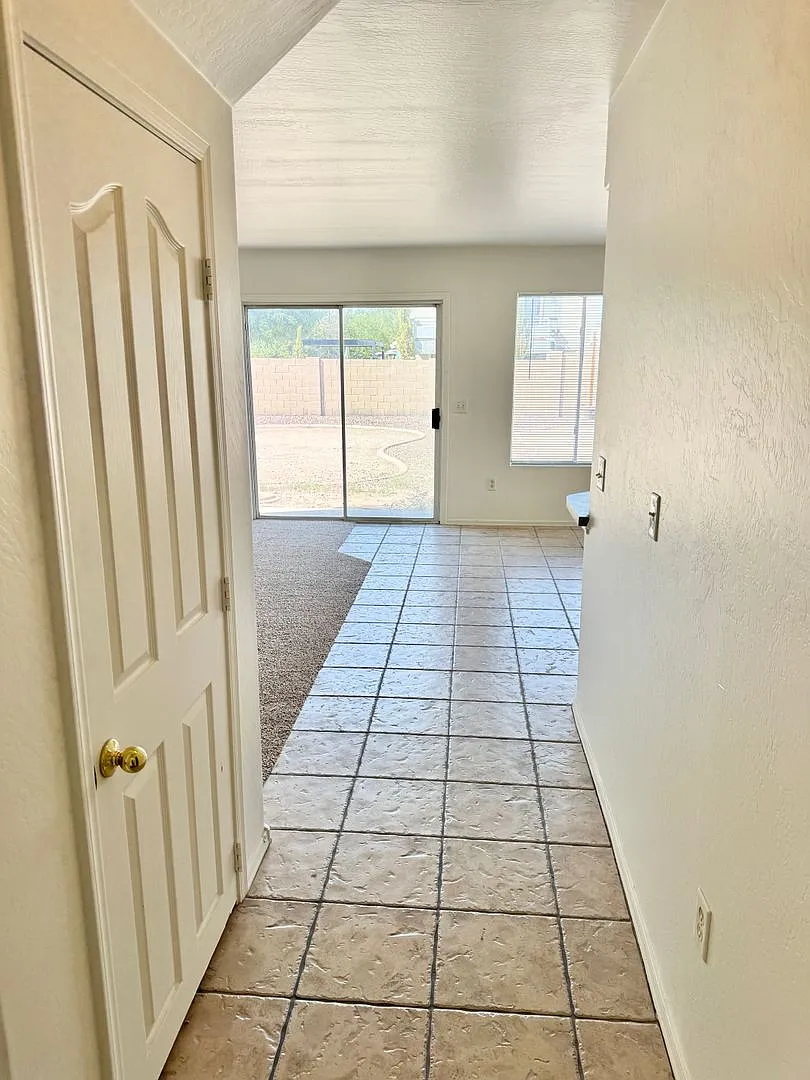 Beautiful 5 Bed + Loft, 2.5 Bath Two Story Level Home In Avondale! Large Backyard — Photo 4