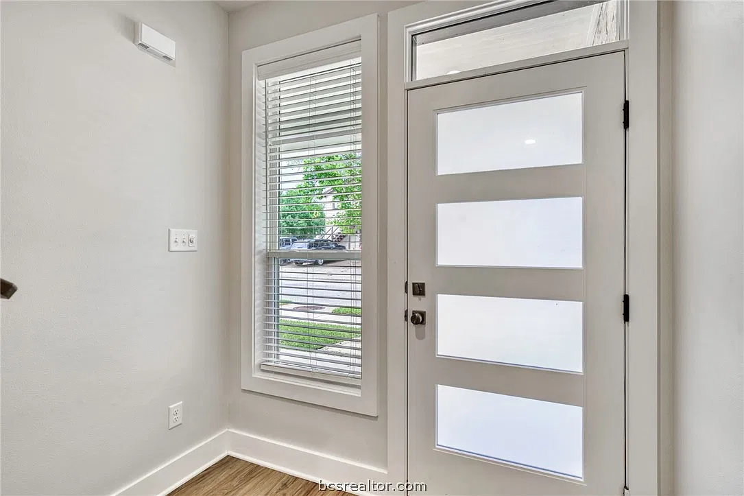 5 bed, 5.5 bath, 1000 sqft, $4,975 — Photo 4
