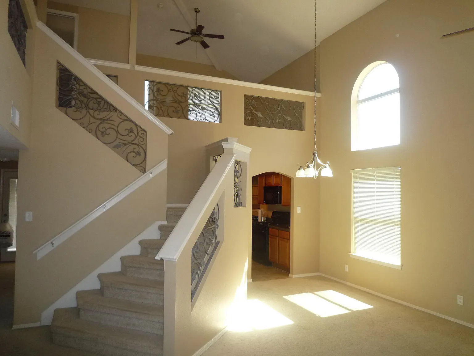 4 bed, 3.0 bath, 2156 sqft, $2,300 — Photo 2