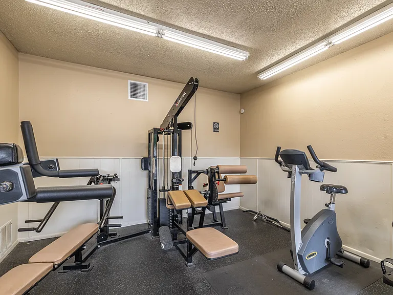 Doral Club Apartments — Photo 19