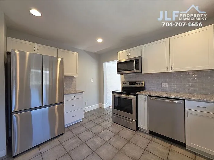 3 bed, 2.0 bath, 1324 sqft, $2,495 — Photo 4
