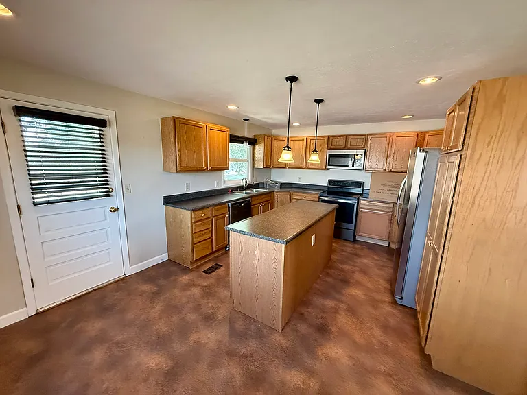 408 Anamosa St — Photo 3