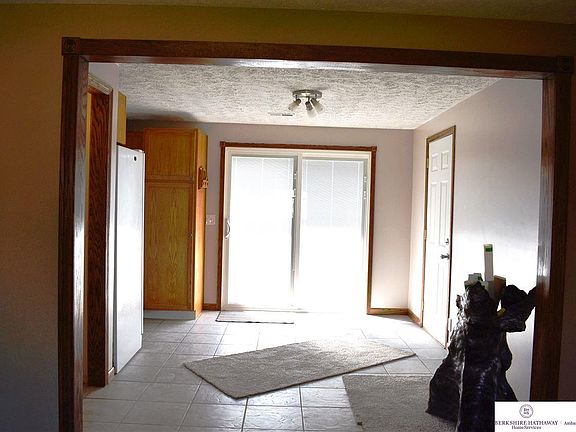 5th image of 631 W 11th St