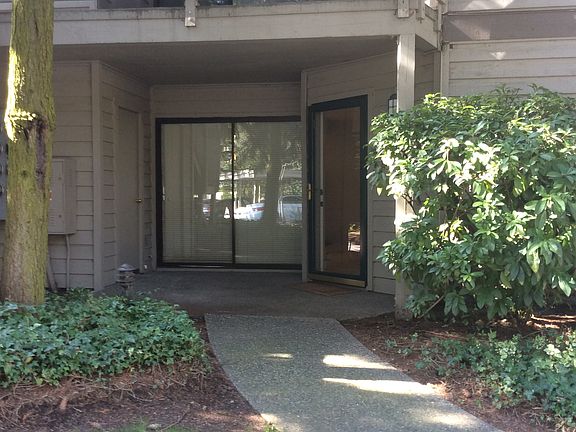 3rd image of 1372 Bellevue Way NE APT 5