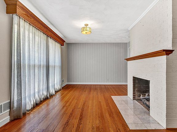 4th image of 434 Maplewood Dr