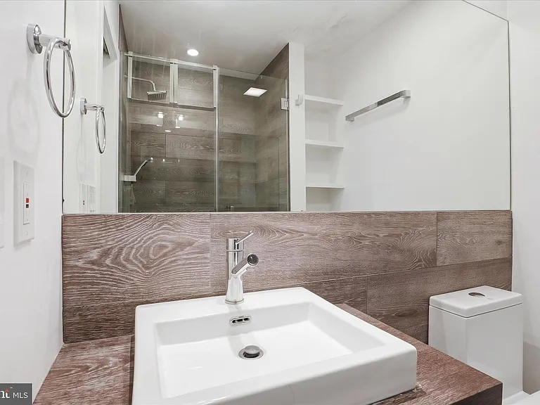 3221 Coquelin Ter — Photo 21