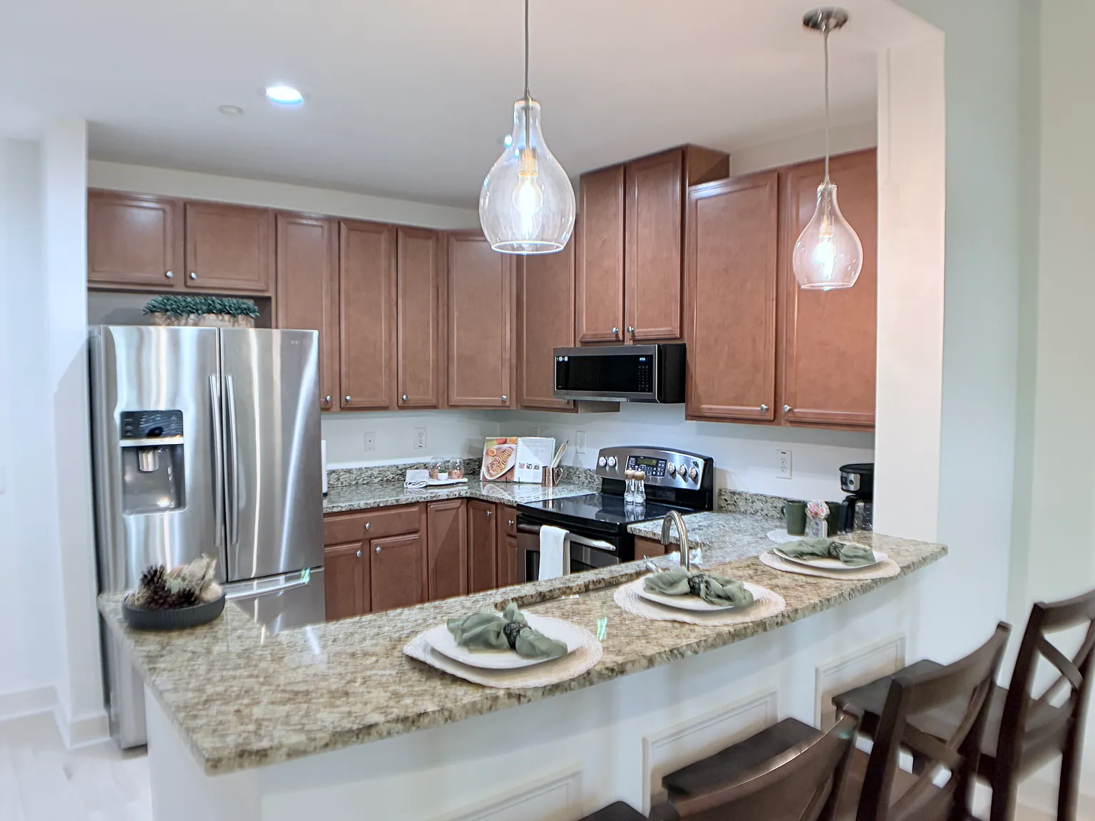 1 bed, 890 sqft, $2,395 — Photo 3
