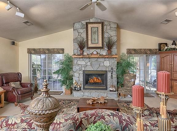 3rd image of 260 Blueberry Hill Dr
