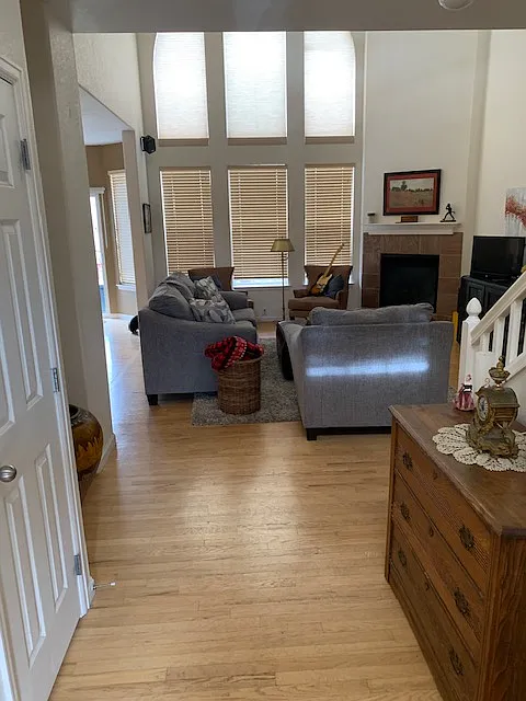 4 bed, 4000 sqft, $3,800 — Photo 2