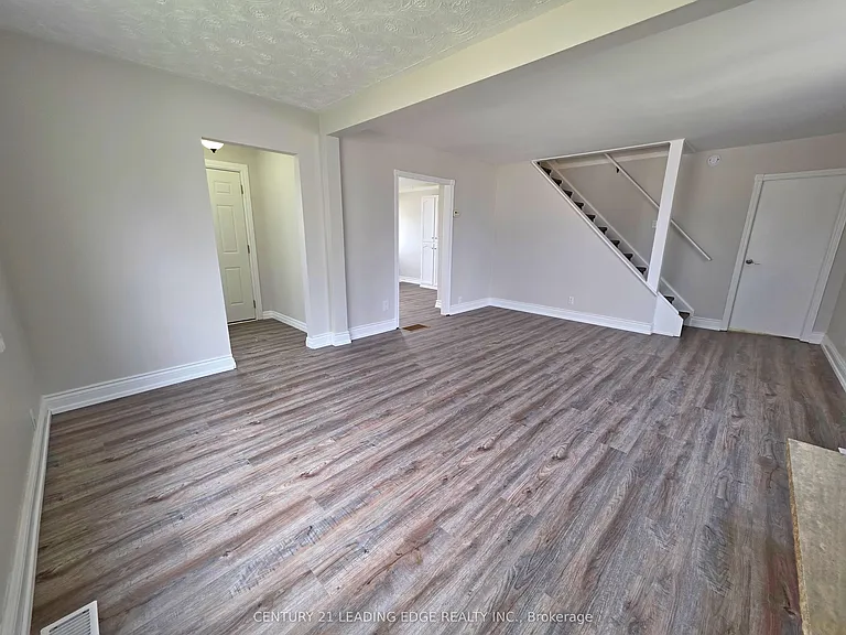 500 The Queensway S — Photo 15