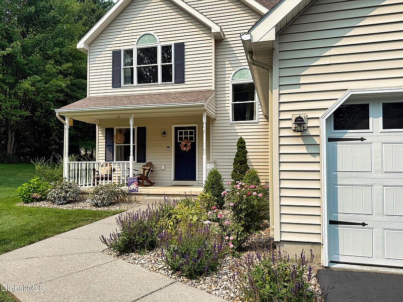 4th image of 50 Nicole Drive