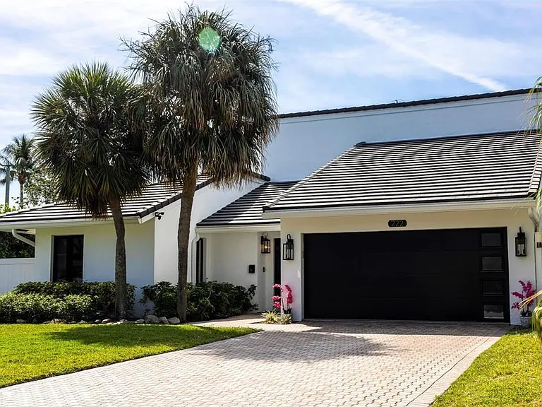 222 N Tradewinds Ave — Photo 1