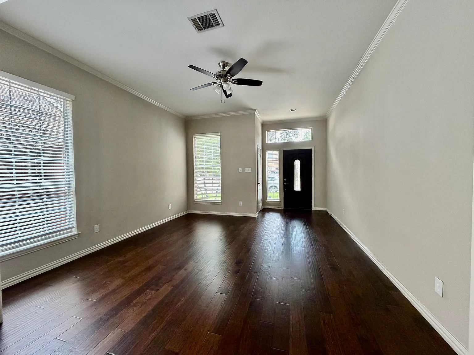 4 bed, 2776 sqft, $3,200 — Photo 2