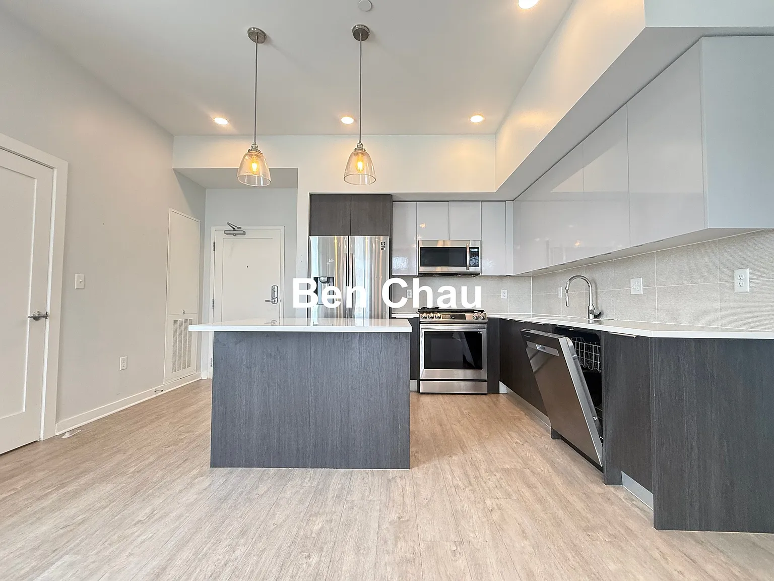 2 bed, 1072 sqft, $4,300 — Photo 2