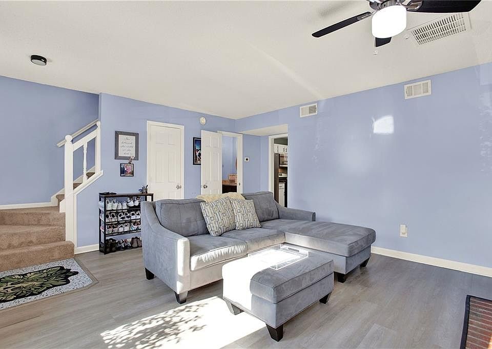 PERFECTLY FURNISHED SPACIOUS LIVING ROOM