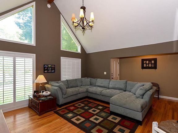 5th image of 2211 Canterbury Cir