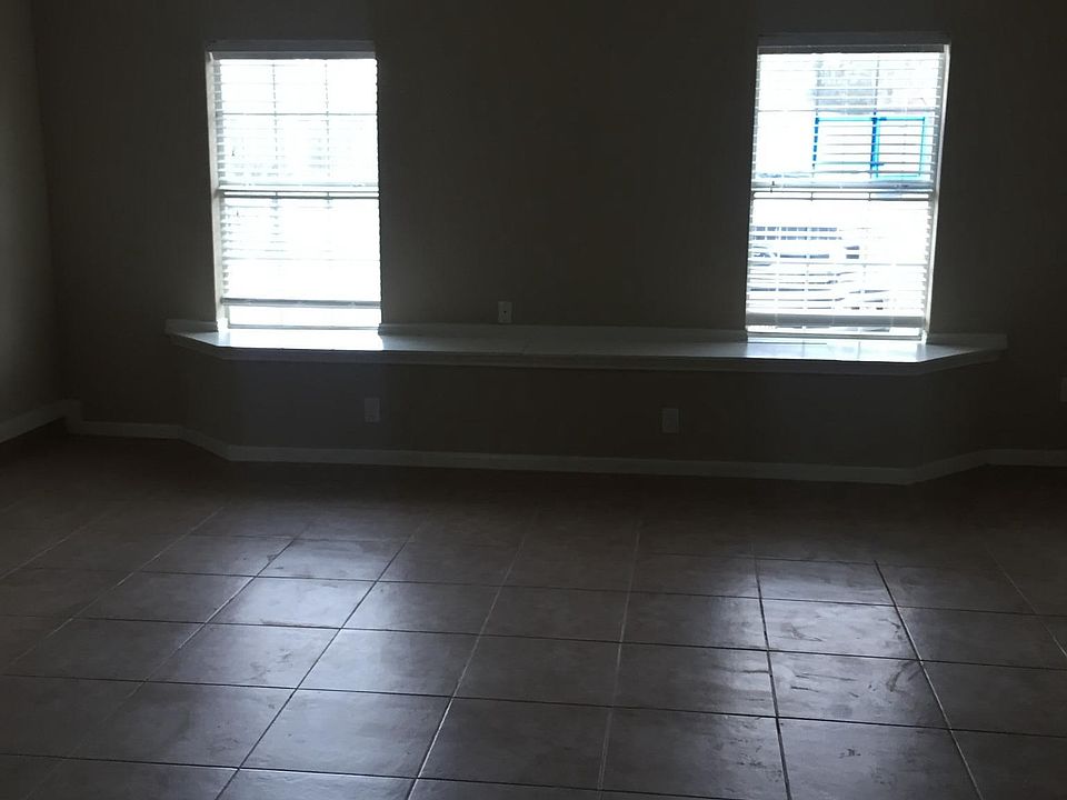 Bright spacious family room with built in storage benches