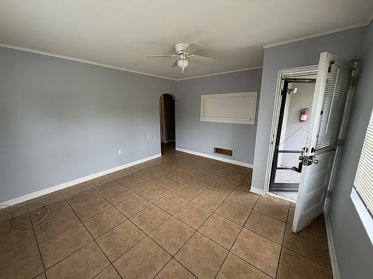 370 3rd St NW #1 — Photo 3