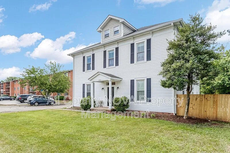 2 bed, 1.0 bath, 730 sqft, $1,725 — Photo 4