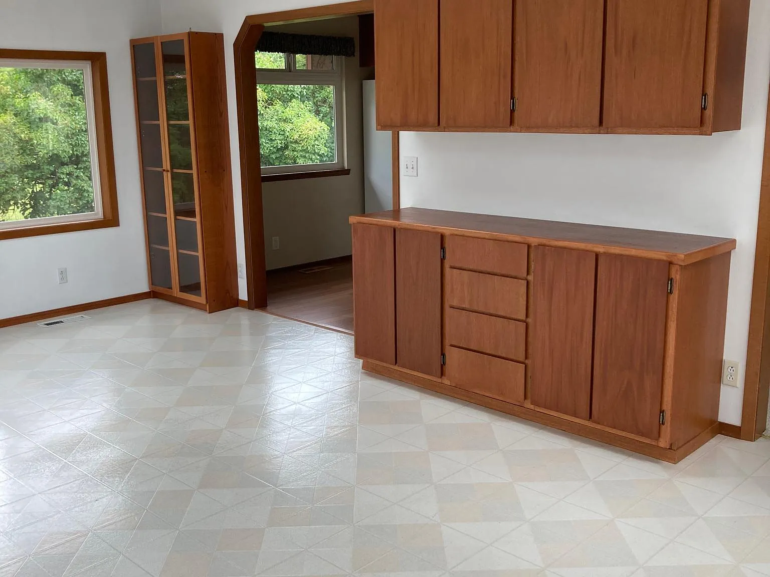 3 bed, 3300 sqft, $3,500 — Photo 4