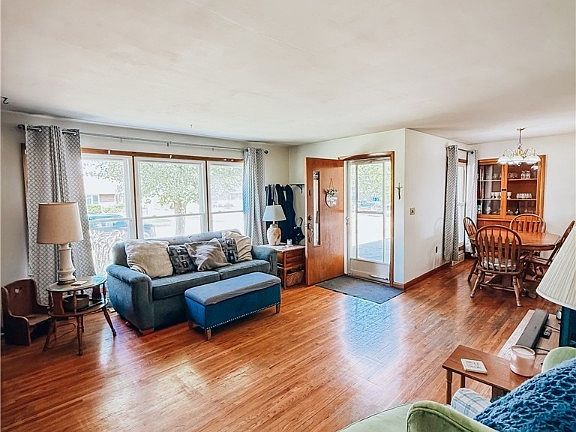 3rd image of 28 Warner Dr