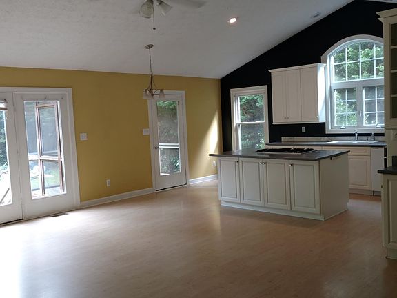 3rd image of 142 Maxton Ln