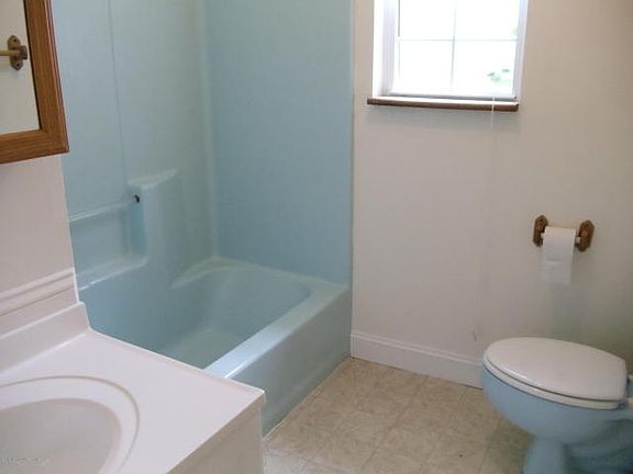 4th image of 320 Lawrence Dr
