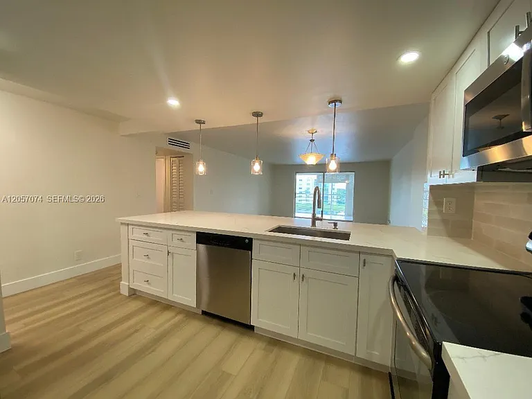401 SE 3rd St #405 — Photo 7