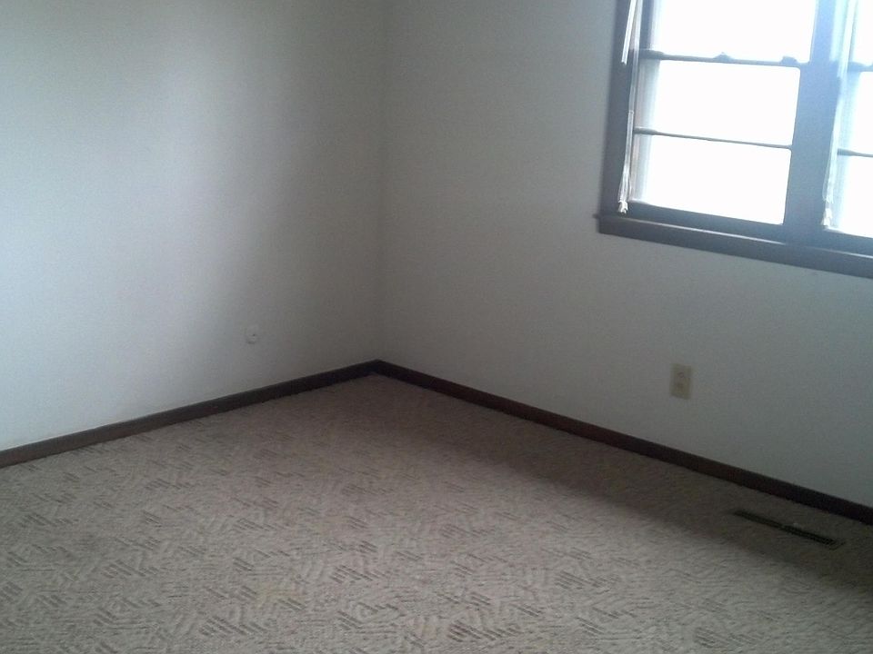 2nd image of 204 E Jean St