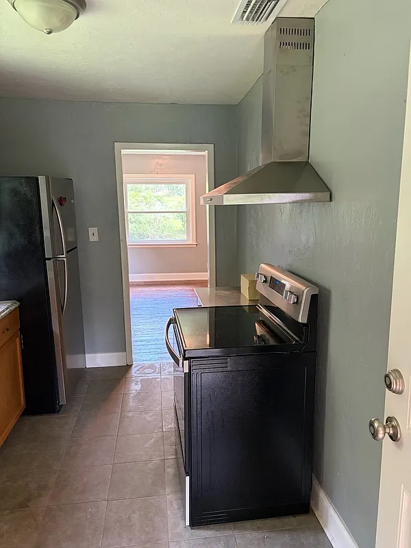 3 bed, 1.0 bath, 964 sqft, $1,150 — Photo 2