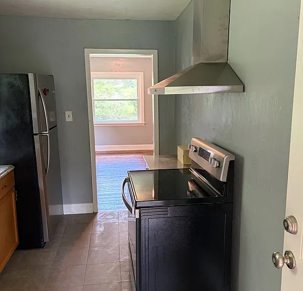 733 Putnam Dr — Photo 2